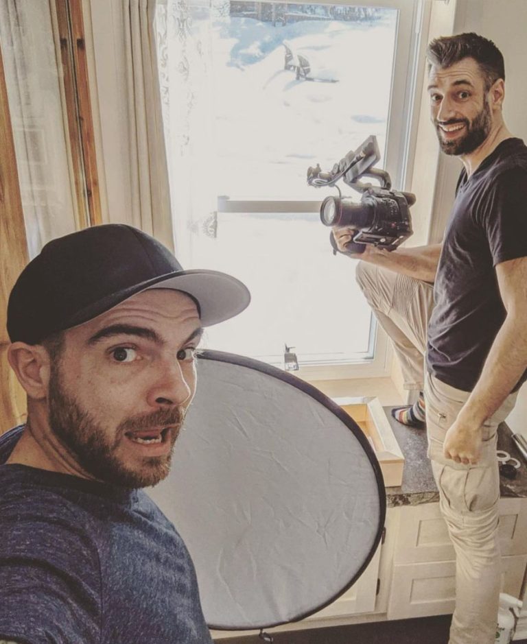 Alex Comtois sur un plateau de tournage, réflecteur en main