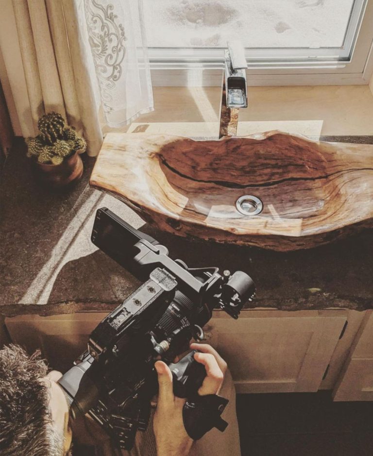 Alex Comtois en tournage, caméra cinéma en main pour un plan de produit